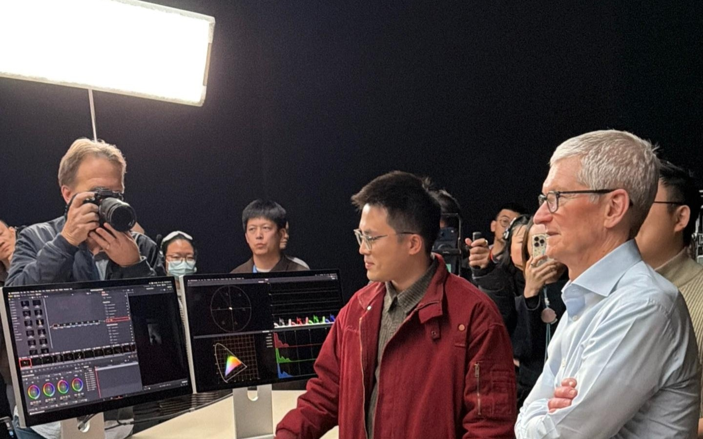 用iPhone 17 Pro Max拍摄竖屏武侠功夫短片，苹果CEO库克探班