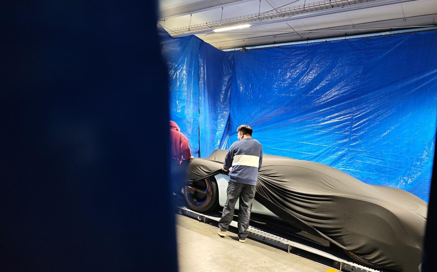 疑似小米超跑车型现身西班牙，或为MWC预备大招