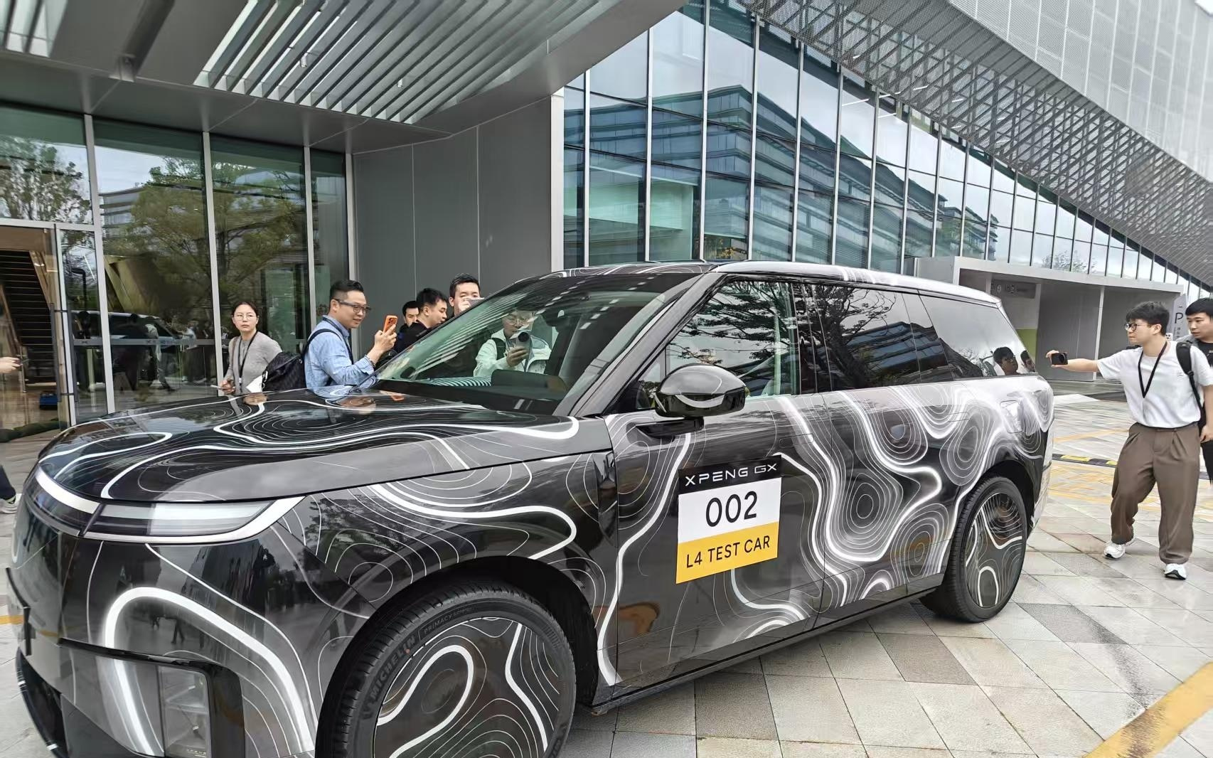 小鹏汽车董事长何小鹏:第二代VLA“与行业拉开代际差距”,3年内完全自动驾驶会落地