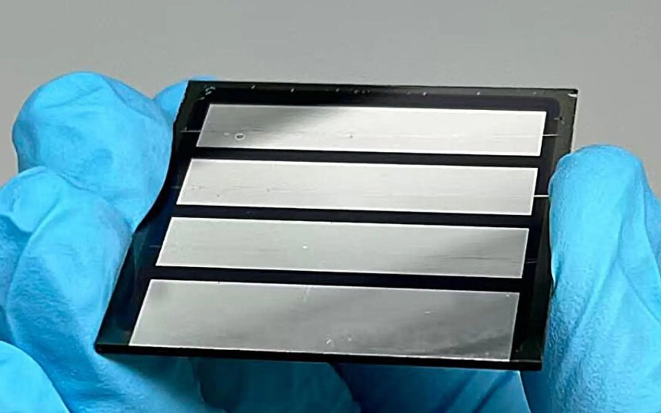 连续工作1100小时不“掉链子”，科学家攻克钙钛矿电池稳定性难题