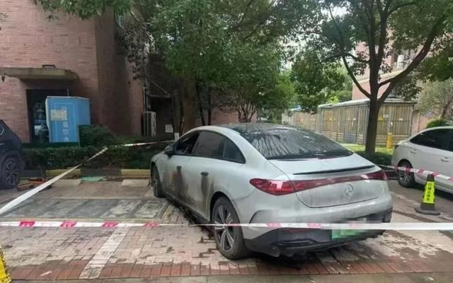 奔驰电动汽车充电结束后，突然起火