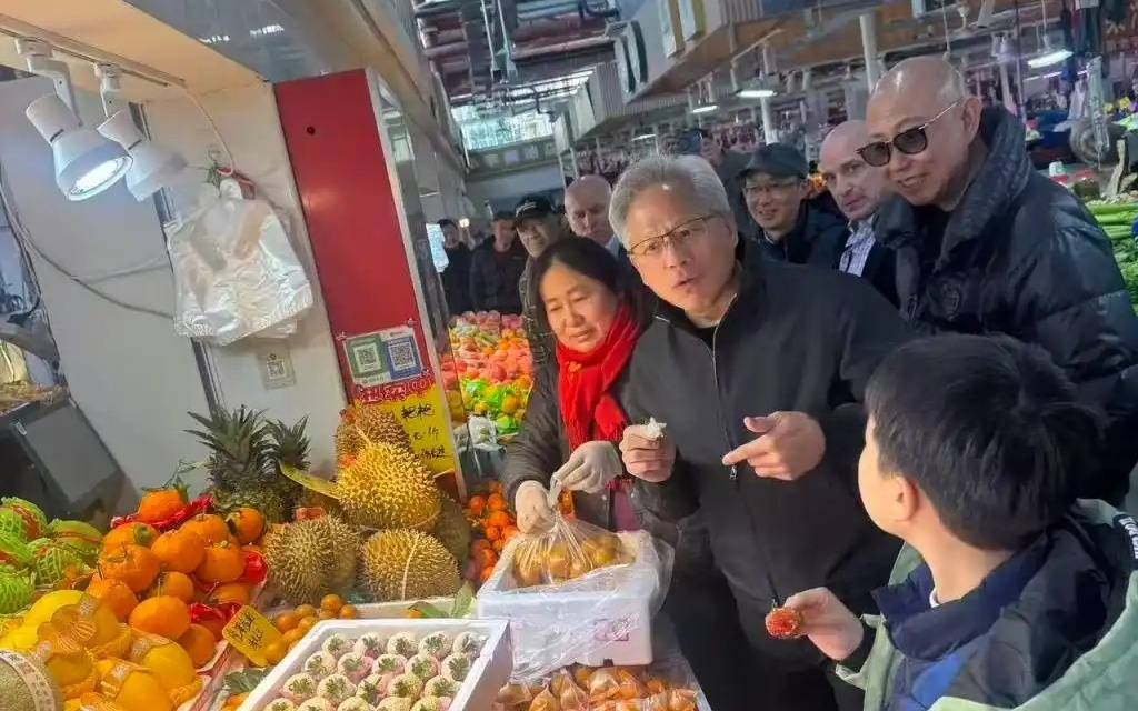 黄仁勋现身北京吃云南菜，此前在上海逛菜市场
