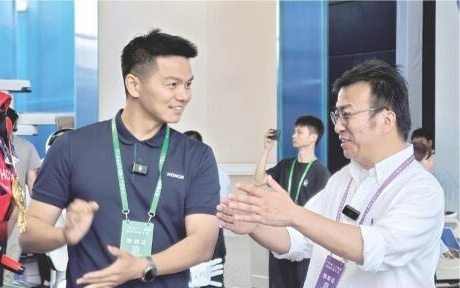 人工智能与机器人出海服务中心揭牌