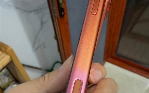iPhone 17褪色遭集体投诉:有用户13999元官旗买只用一个月橙色变粉色