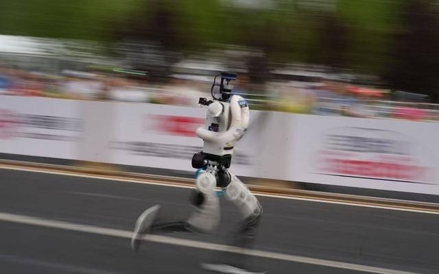 50分26秒！2026机器人半马纪录超人类，荣耀“闪电”夺冠｜科技观察