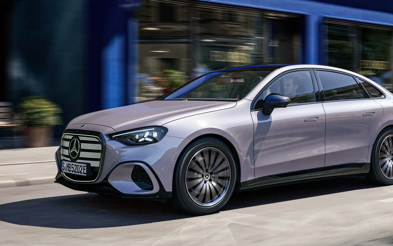 不同于CLA，最低配奔驰纯电C级中控台也有“三块大屏”