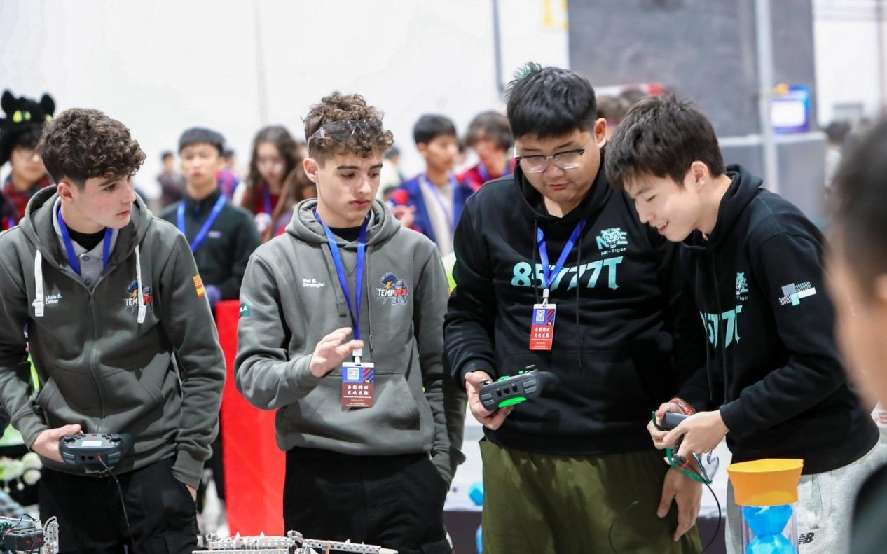 VEX机器人亚洲公开赛在京开幕，全球近30国青少年选手参赛