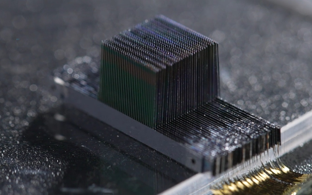 衷华脑机智能仿生手首次亮相，能靠“意念”操控