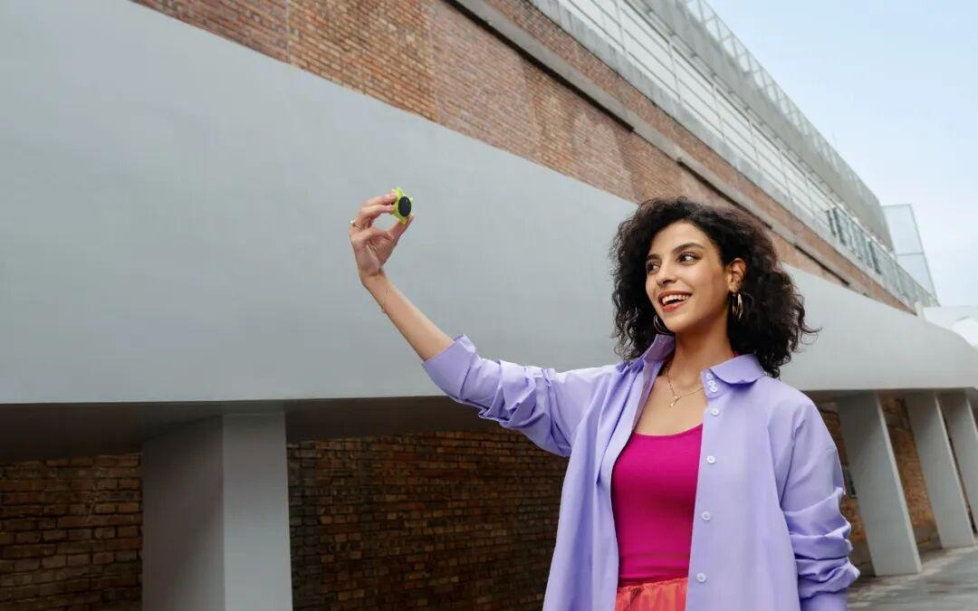 OpenClaw 还在屏幕里打工，Looki 已经「走进」你的生活