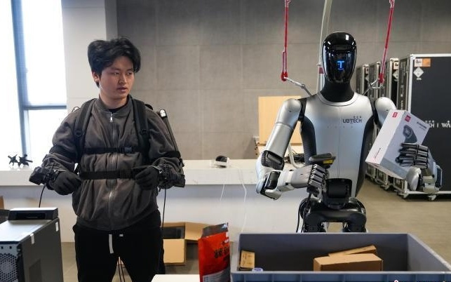 探访AI机器人“学校” 看“硅基生物”如何“成人”