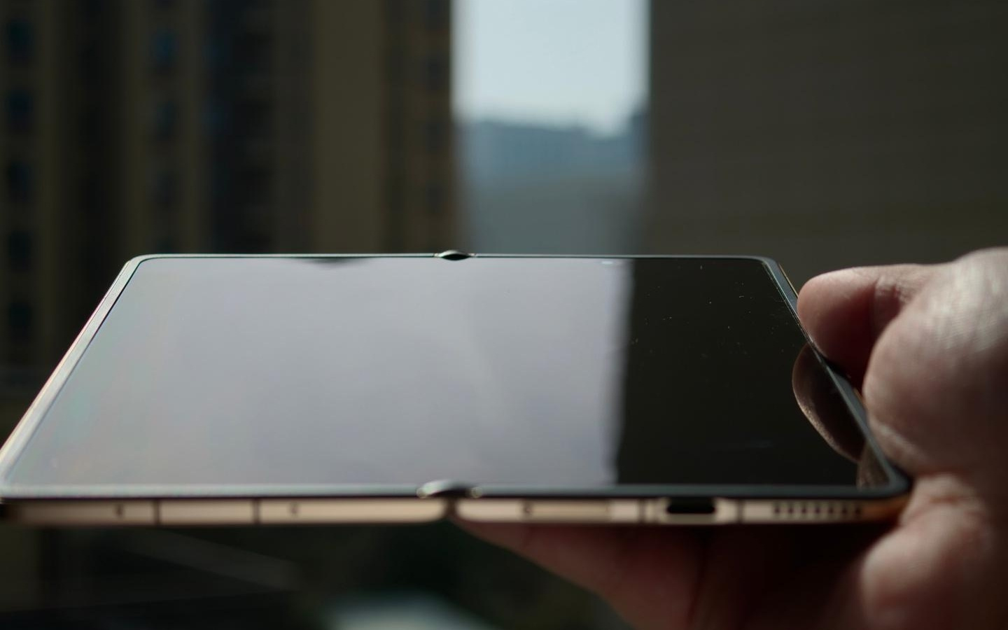 折痕几乎看不见：荣耀王飞展示Magic V6折叠屏手机内屏