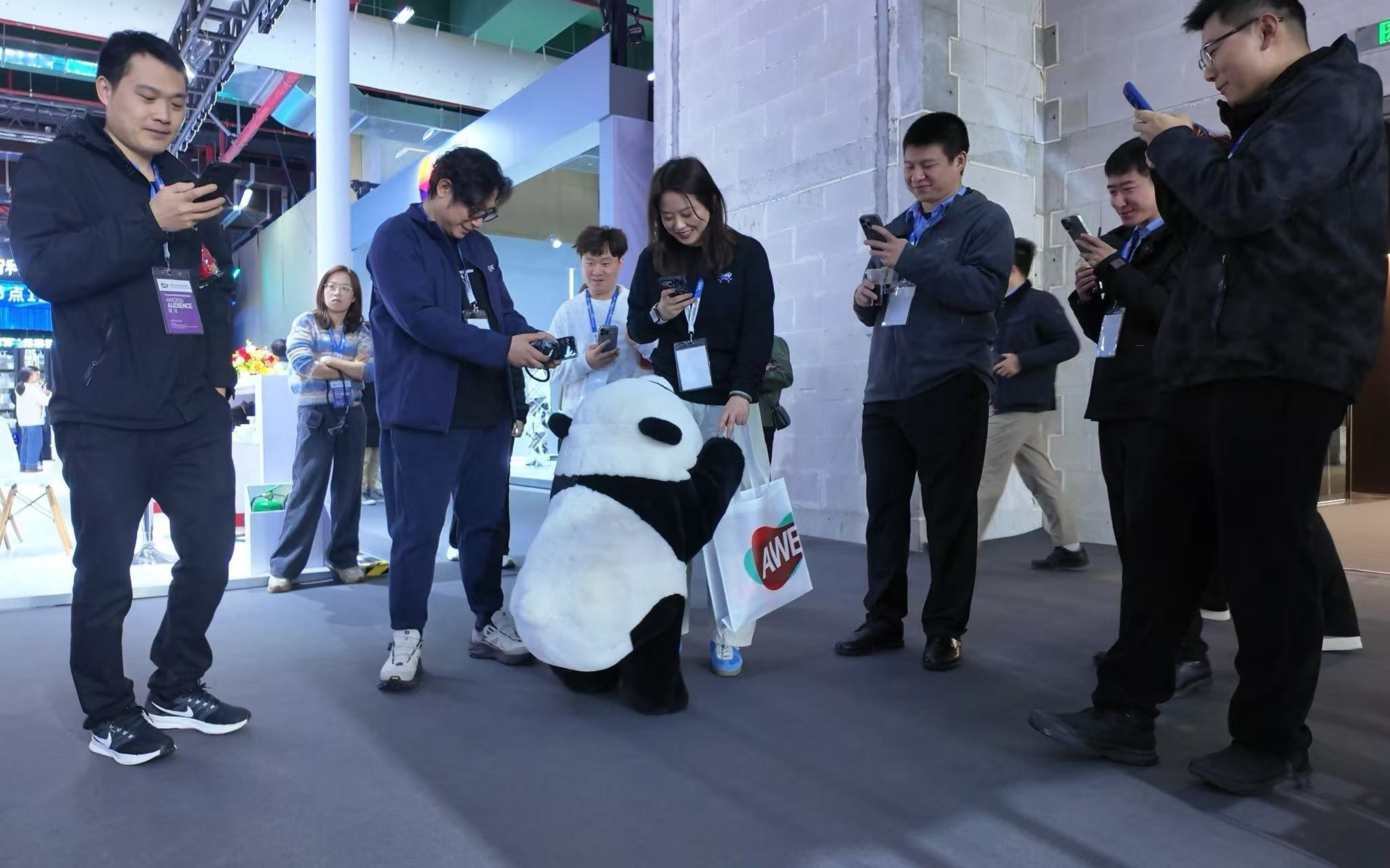 写书法打快板练武术，机器人“军团”上海参展花式秀技能