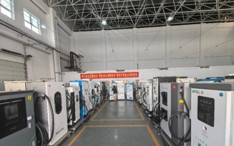 活力中国调研行|能模拟雷击!一起探秘天津新能源汽车“体检中心”