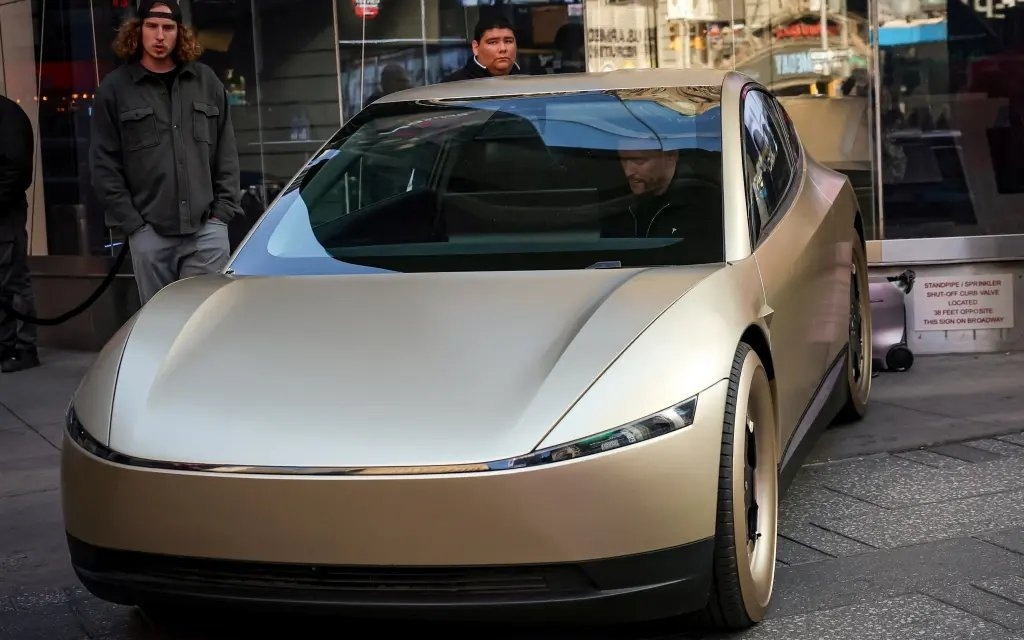 特斯拉首跨全美，Grok灵魂注入！马斯克「三位一体」帝国浮现