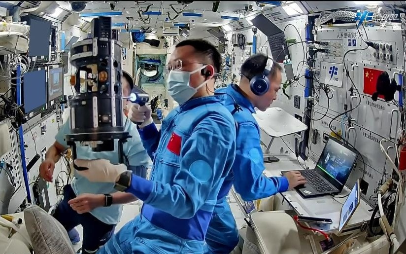 神舟二十一乘组在空间站持续开展多项实验