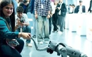 印度首届大规模人工智能峰会，高校买中国机器狗冒充“自主研发”被要求撤离