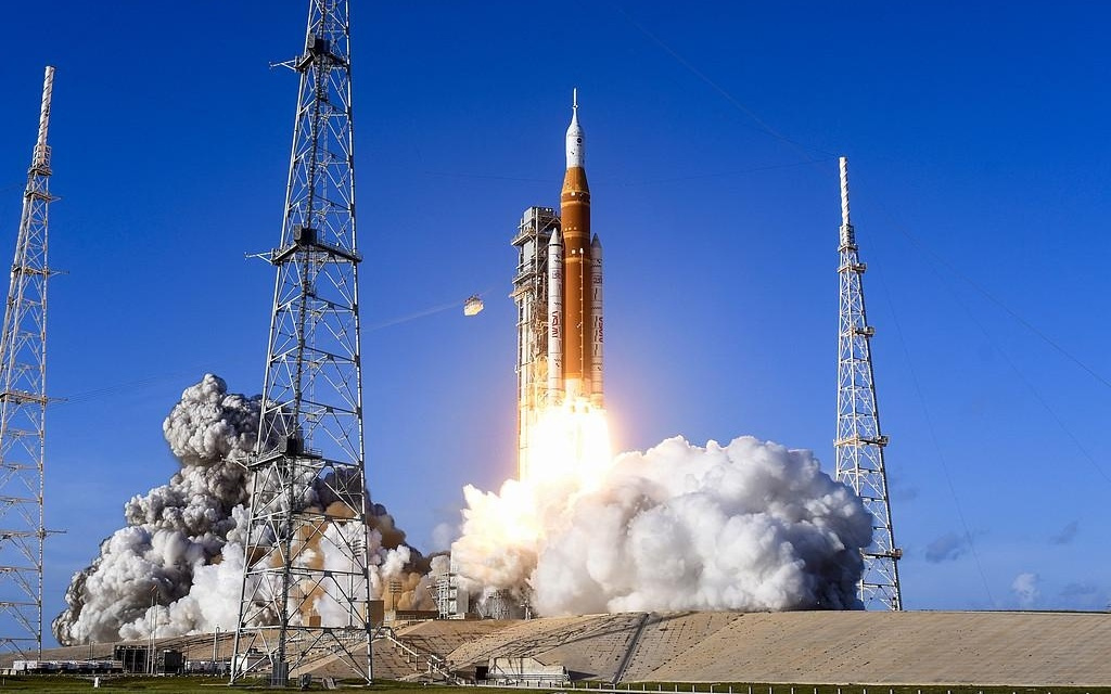 计划拖延已久，仍有诸多挑战，美国开启10天载人绕月之旅