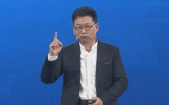 余承东回应“开车睡觉”：在低头看手机，已“自首”