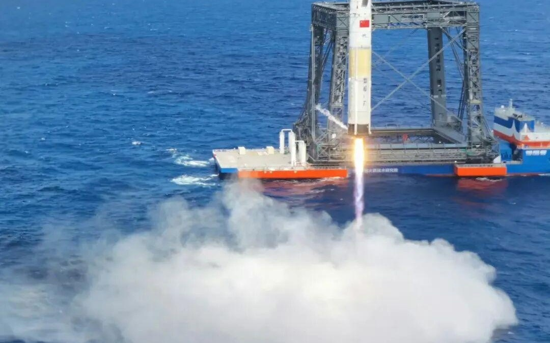 载人登月火箭，海上软着陆成功！不是美国的SpaceX，是中国的长征十号