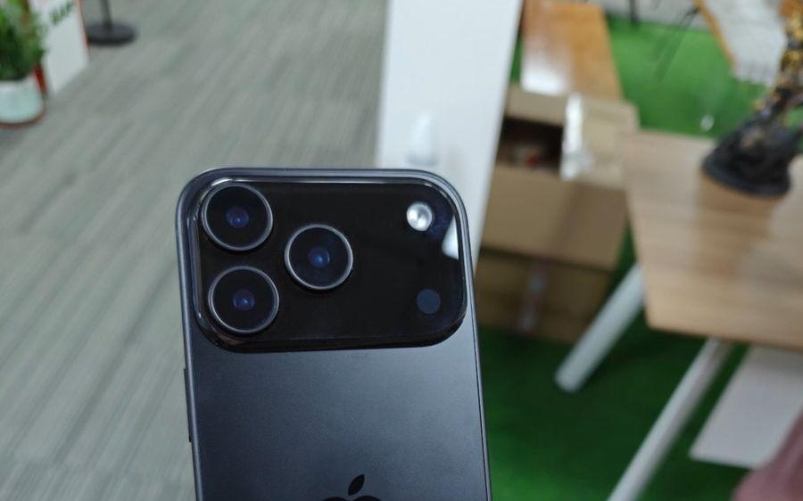 iPhone 17 Pro 机模曝光：相机横向大矩阵，后壳苹果 LOGO 下移