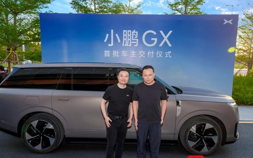 12小时大定破2.4万！小鹏GX交付首周末，何小鹏亲自为用户开门
