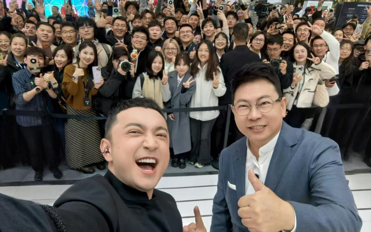 余承东尼格买提AWE直播上手Mate X7，它凭什么定义折叠屏的标杆？