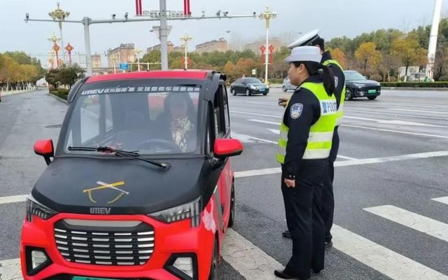 驻马店交警开展电动车交通违法专项整治行动