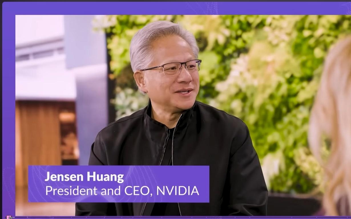 英伟达黄仁勋：“AI末日论”对社会毫无益处，让人们不敢投资AI