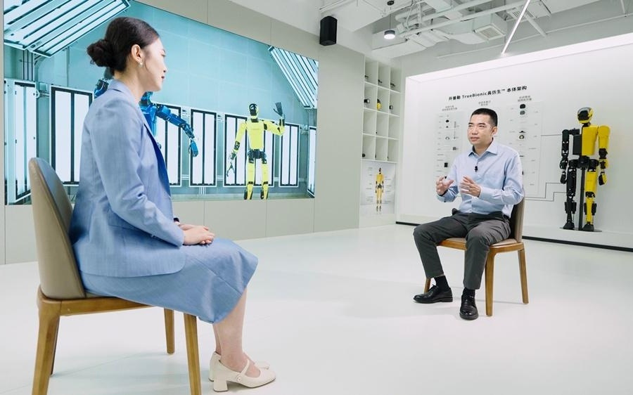 比特斯拉擎天柱干活更猛，这台国产机器人怎么做到的？