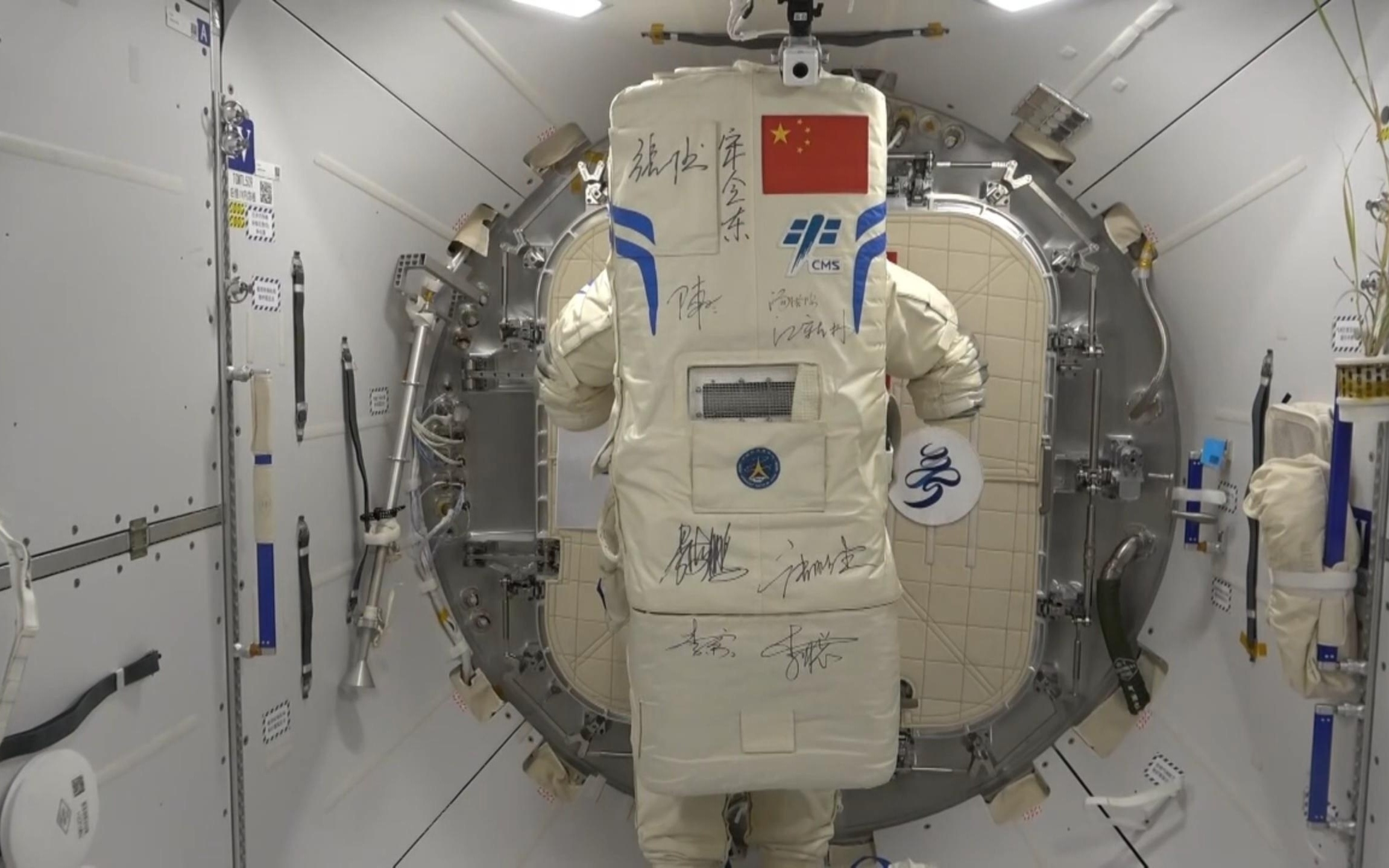 中国空间站送别“老战友”