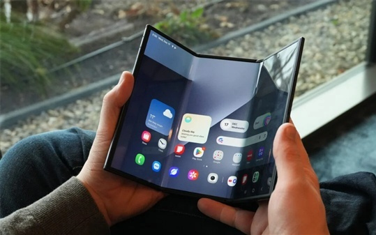 安卓首款三折叠屏绝版了！三星Galaxy Z TriFold不再补货：开售3个月即停售