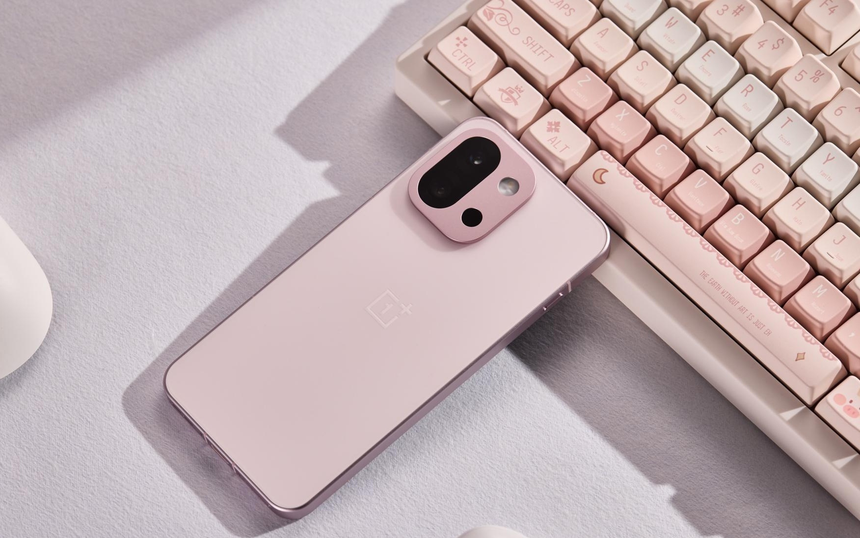 消息称一加15T手机配件开始试产，主打唯一6.3英寸小直屏