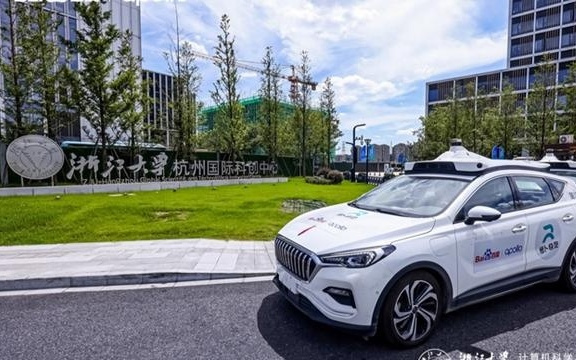 助力科研教育，百度Apollo向浙江大学教育基金会捐赠自动驾驶车辆