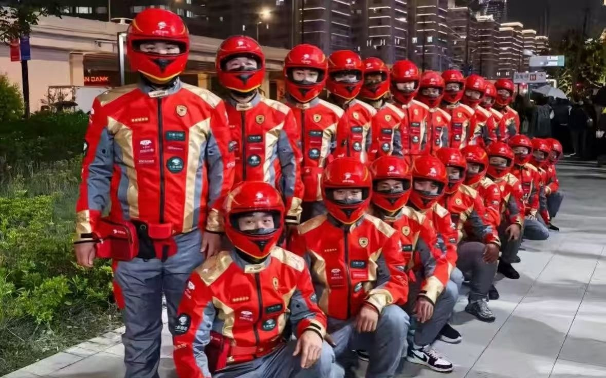 外卖商战的战火烧进了时尚界！京东外卖员也要换新工服了？