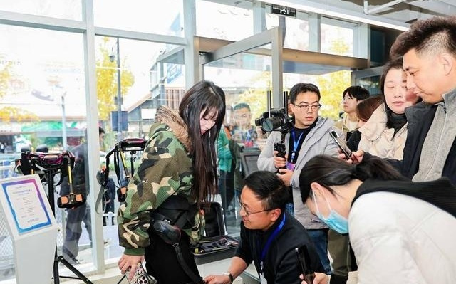 近百款机器人“组团”进驻春熙路！成都这个科技“超市”有点潮