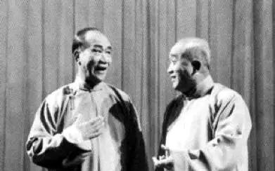 顺着手电筒的光柱往上爬，关掉开关后，人会掉下来吗？