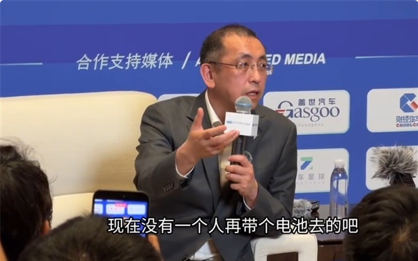 快充好还是换电好？岚图卢放：现在手机都没有备用电池了