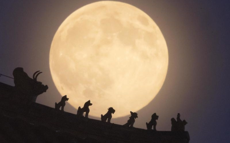 今年最后一轮超级月亮，就在今晚！你想和谁一起看？