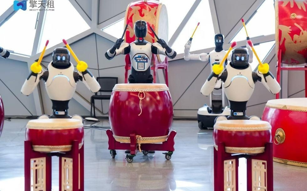 当“硅基摄影师”举起相机，人形机器人按下的不止是快门