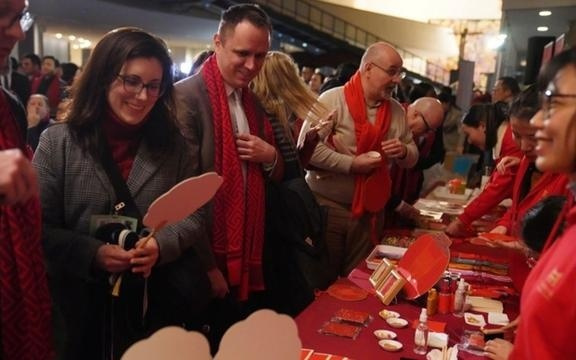 “中国”又在海外火出圈：“成为中国人”还不过瘾，要“最中国”才够味