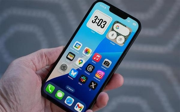 库克刀法精准！苹果iPhone 17e换芯不换模具：刘海屏再战一年