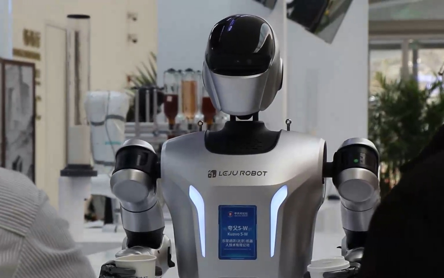 在中关村论坛年会体验“未来科技”