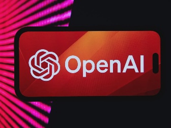 OpenAI单月营收破10亿美元，CFO坦言仍长期面临算力紧缺