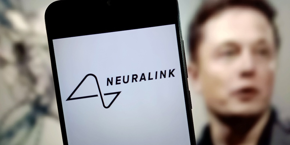 对话马斯克旗下脑机接口公司“一号受试者”：大脑植入芯片23个月，正重新夺回人生的独立