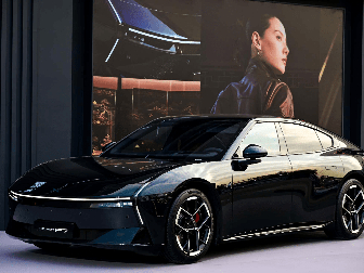 小鹏P7发布新增版型与车色，第二代VLA上车，售价20.38万元起