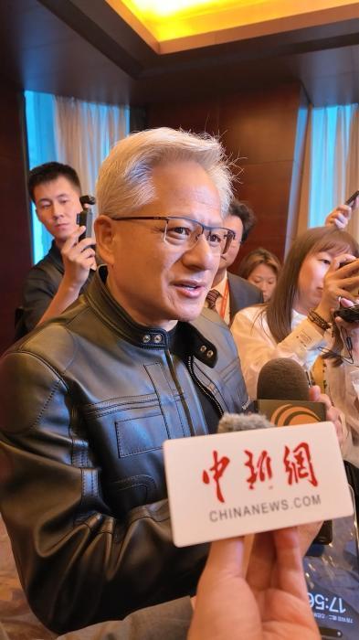 黄仁勋年内第三次访华，用这个词形容中国AI产业