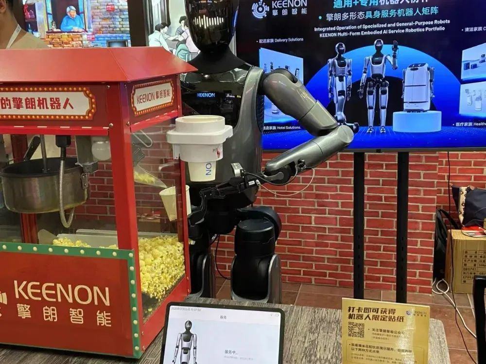 人形机器人扎堆，大模型卷应用，AI眼镜热闹…细数WAIC2025黑科技
