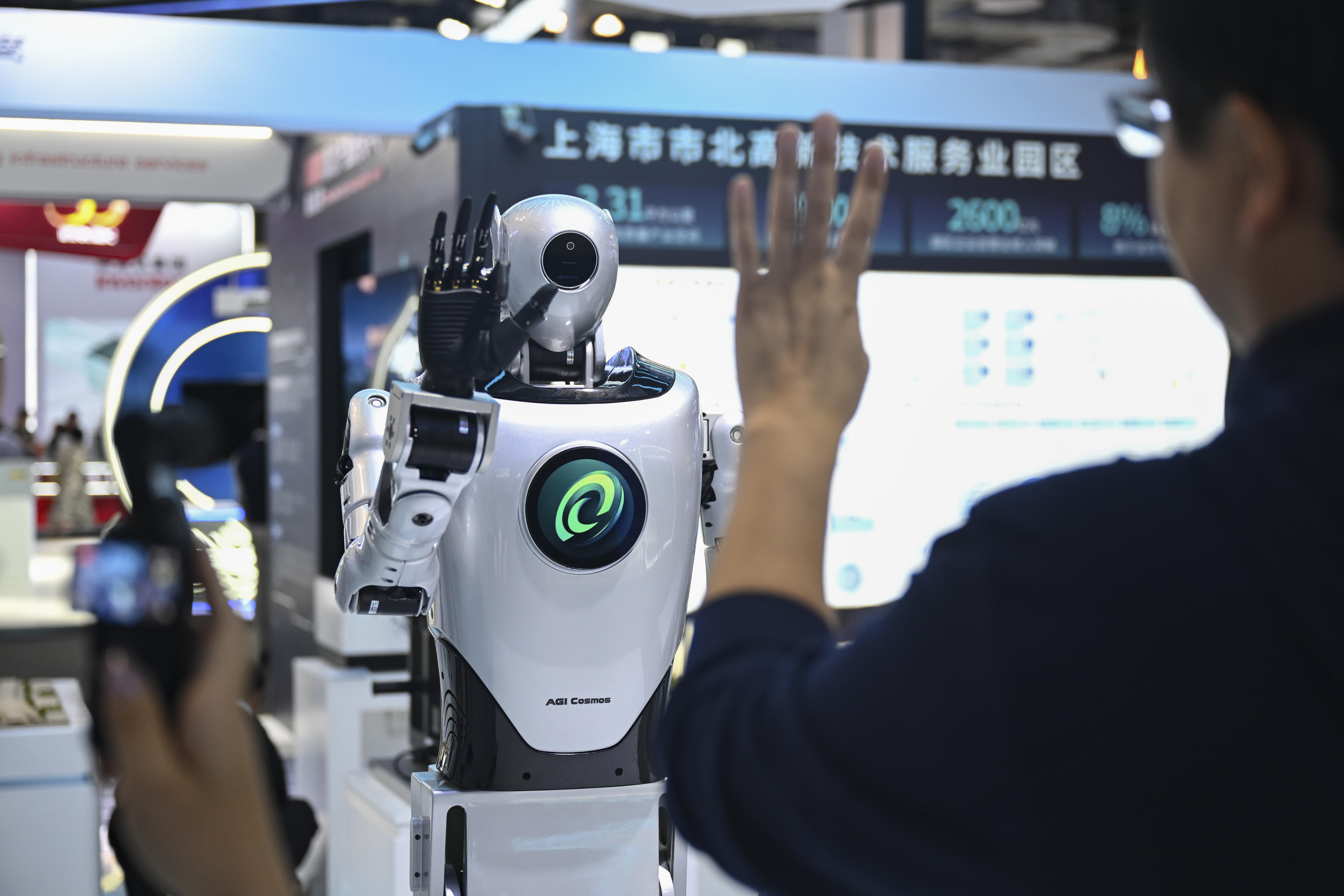 人形机器人化身“职业技能高手”：在世界人工智能大会洞见生产力变革
