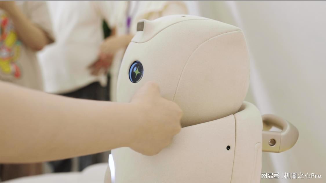 傅利叶全新人形机器人“Care-bot”GR-3，定义"有爱的"交互新范式