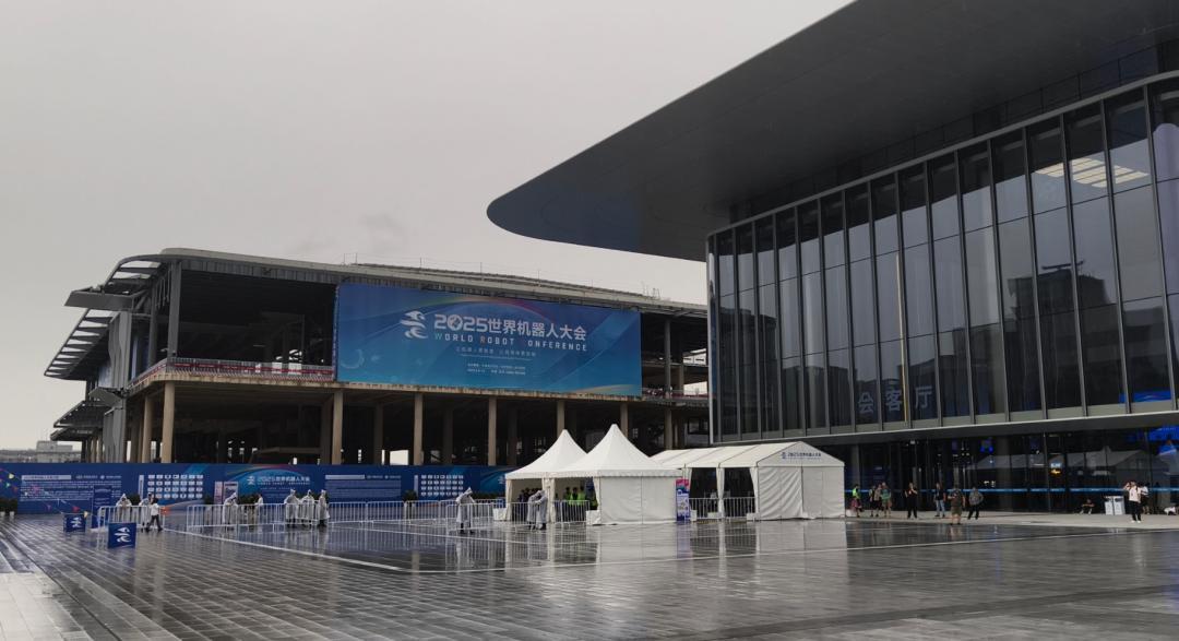 完蛋，我在北京被机器人人人人人人人人人人给包围了